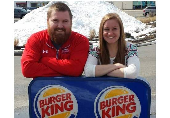 Usa, lui si chiama Burger, lei King: il colosso del fast food paga il loro matrimonio