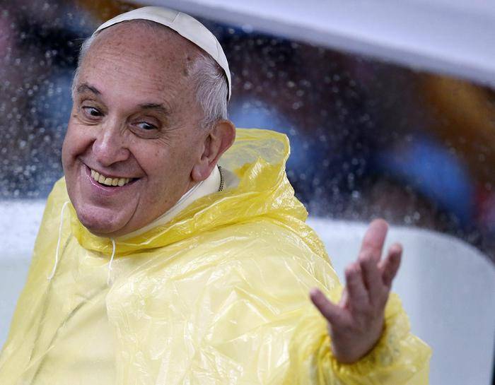 "Il video del Papa che balla vi formatta lo smartphone": rischio vero o bufala?