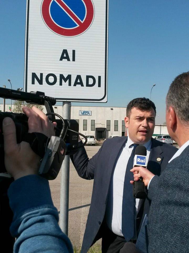 Il sindaco veneto vara il "divieto di sosta ai nomadi": "Al mio paese non li voglio"