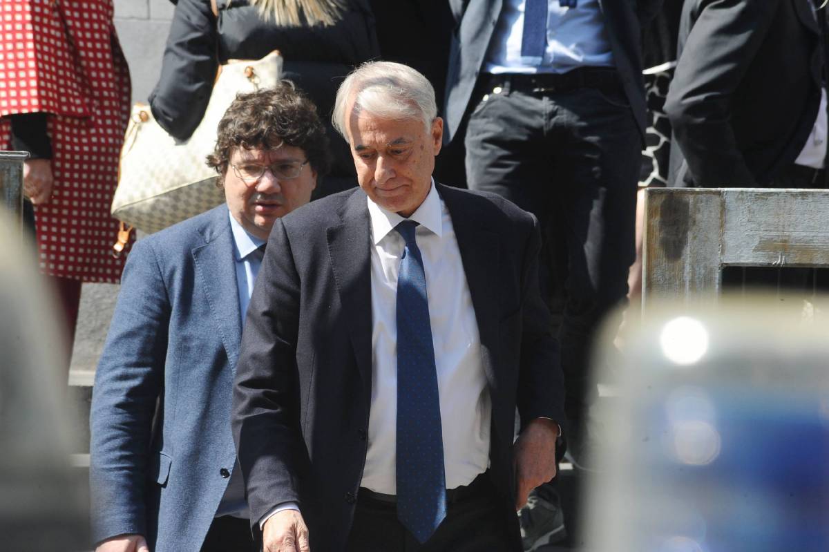 Il sindaco Giuliano Pisapia accorso al tribunale di Milano