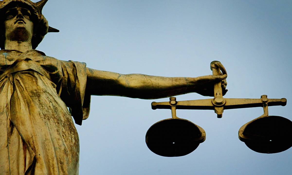La statua simbolo del tribunale londinese dell'Old Bailey
