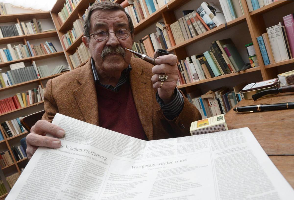 Günter Grass nel suo studio, in mano una copia del suo controverso poemetto su Israele