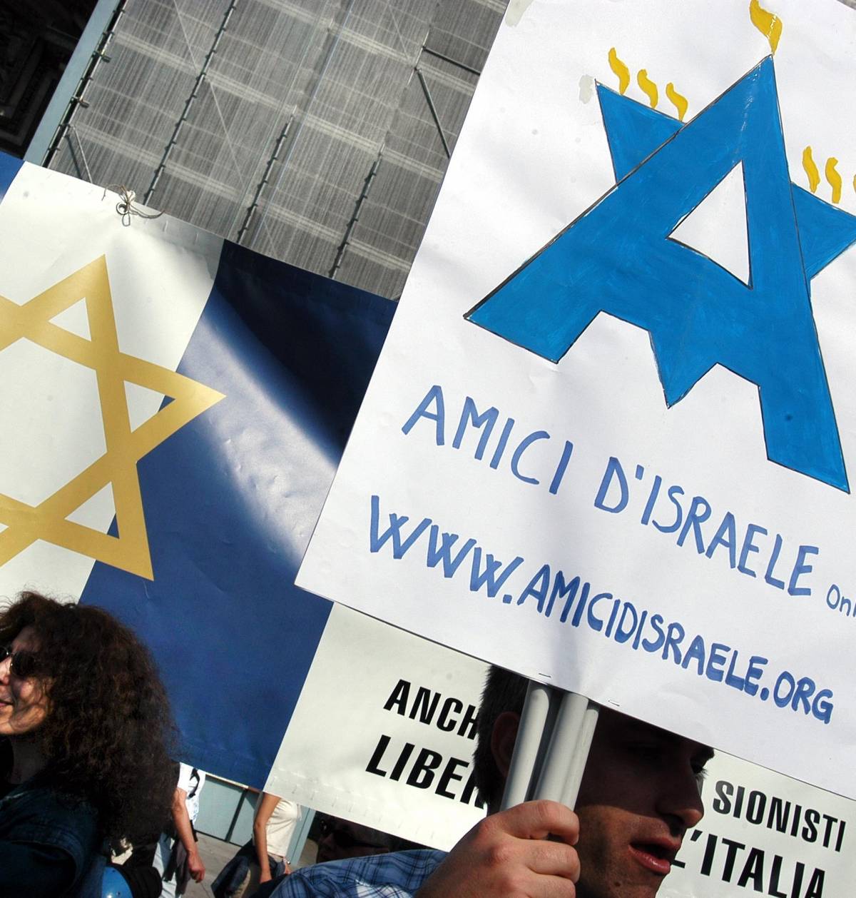 Stelle di David al corteo. Il Caim: «La Resistenza oggi è all'occupazione israeliana»