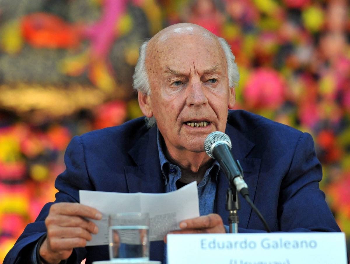 Addio a Eduardo Galeano l'autore sempre contro  che amava calcio e politica