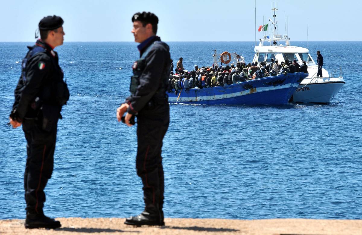 Gli immigrati inventano naufragio e 50 morti per salvare gli scafisti