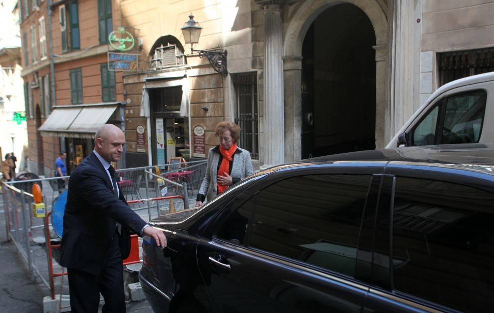 La Moratti "pizzicata" con l'auto in zona pedonale