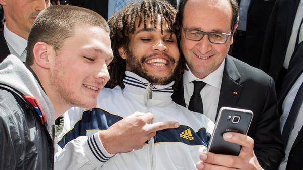 Hollande beffato da un selfie