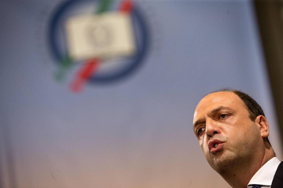 Algerini in fuga da Fiumicino mentre Alfano pontifica in tv. Salvini: "Fai ridere il mondo"