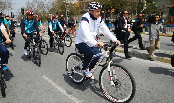Erdogan ciclista preso in "giro": "Scendi, fai ridere"