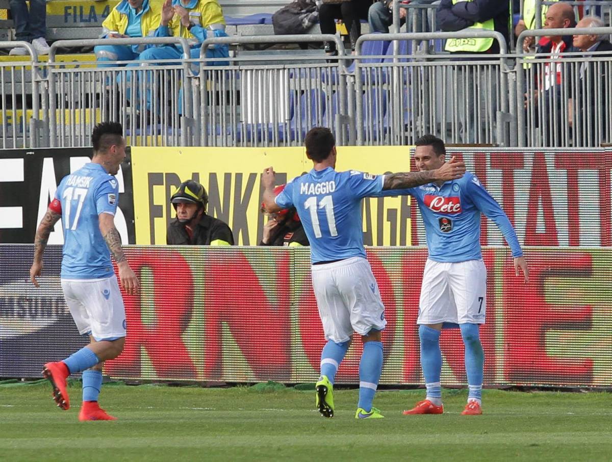 Il Napoli passeggia contro un Cagliari sotto choc