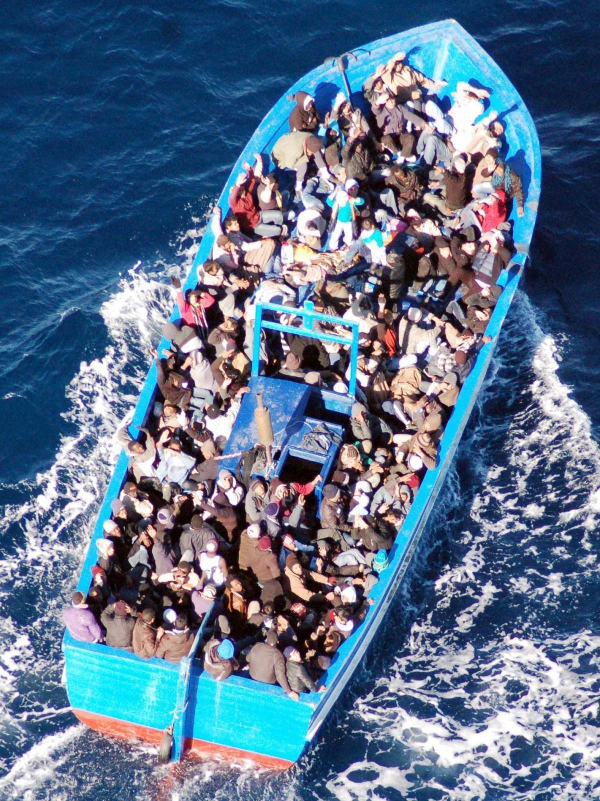 Strage annunciata: barcone si rovescia, morti 700 migranti. Mai un simile orrore nel Mediterraneo