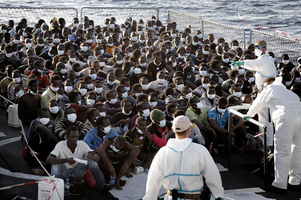 Ora le navi europee scaricano gli immigrati nei porti italiani: vanno a prenderli fino in Libia