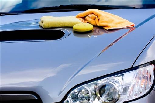Come lavare l'auto senza acqua in 5 mosse