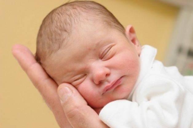 Napoli, il prefetto annulla l'atto di nascita del bimbo con due mamme