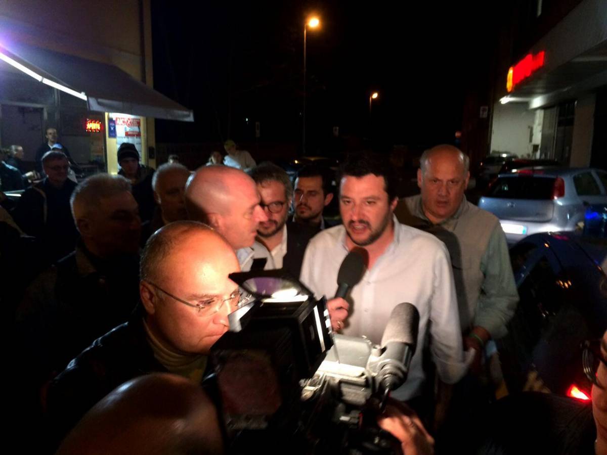 Salvini attacca Renzi sugli sbarchi: "Taci, becchino incapace"