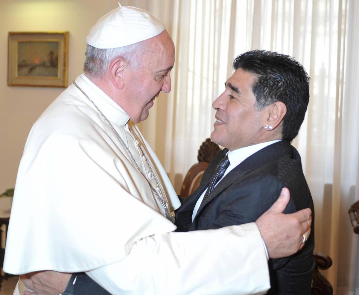 Maradona da Papa Francesco per la pace e la guerra a Blatter