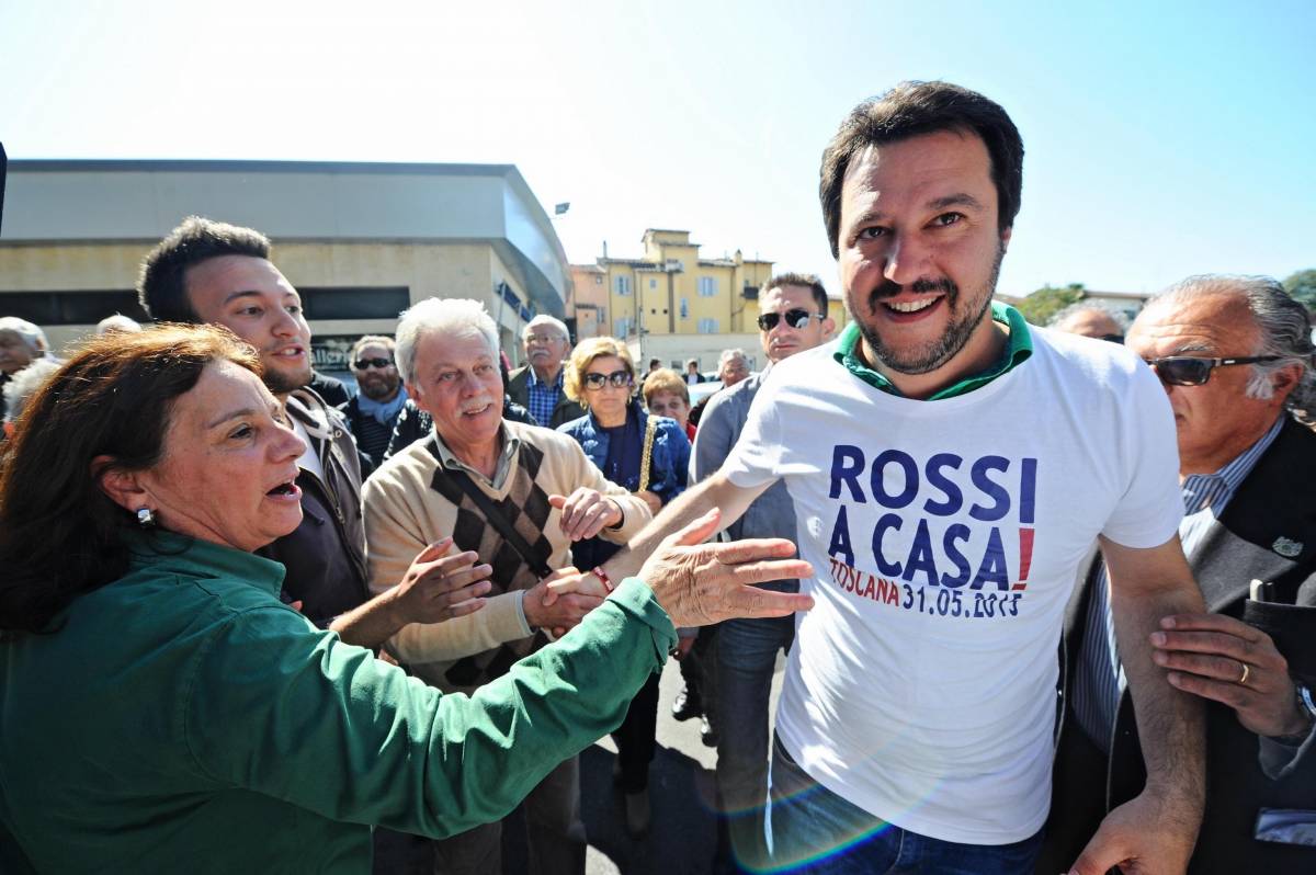 Salvini attacca Renzi: "Presidente fuorilegge, lo sfido a duello in tv"