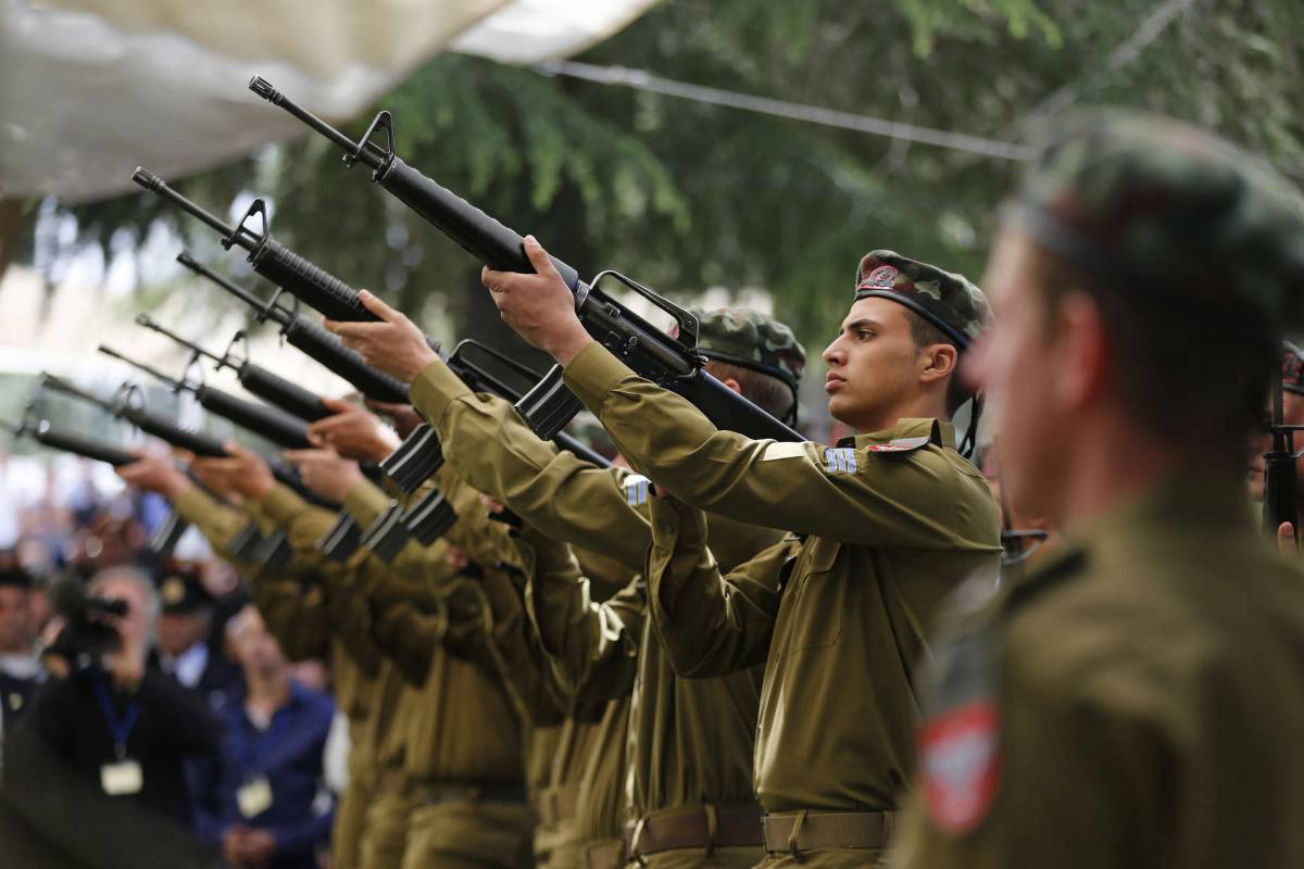 Soldati israeliani salutano i commilitoni caduti