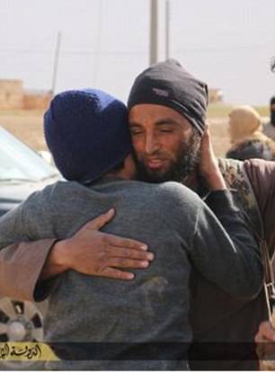 Isis lapida due gay: i boia li abbracciano prima di ucciderli