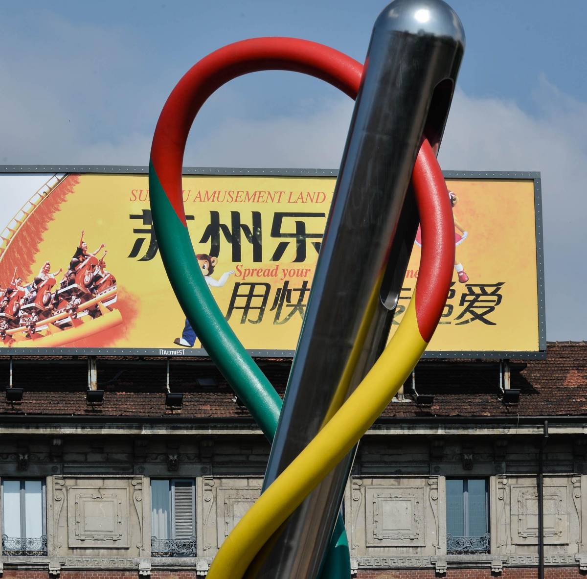 Milano parla cinese: spot in ideogrammi in piazzale Cadorna