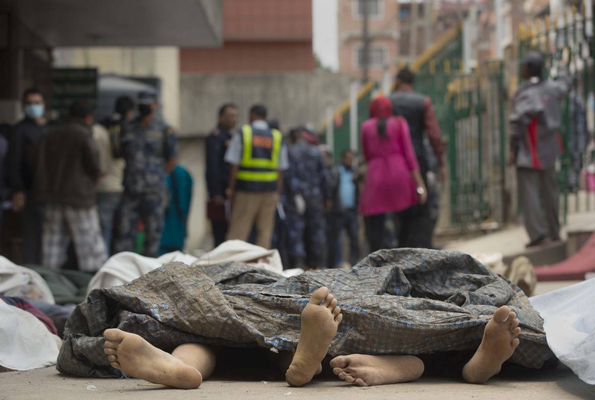 I corpi di alcune delle persone morte nel terremoto in Nepal