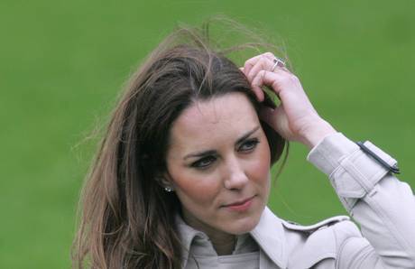 Bufera a Londra, Kate Middleton contro la Regina