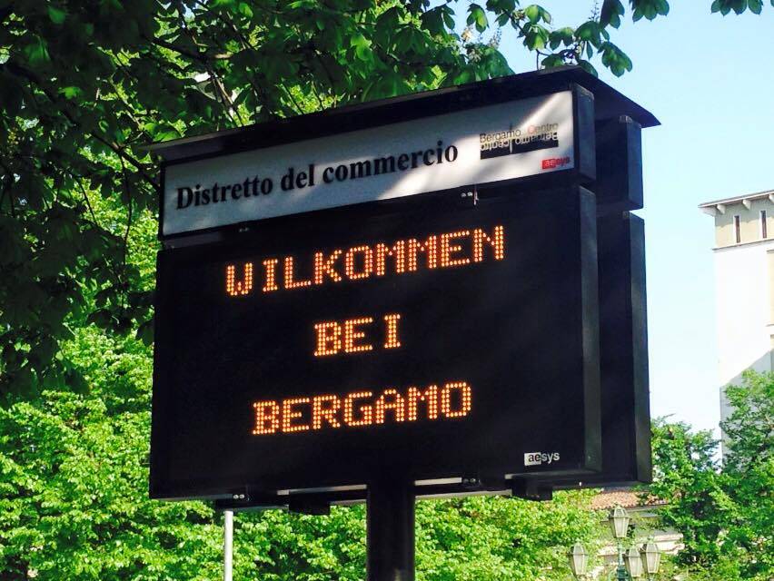 Il cartellone elettronico con la scritta in tedesco / BergamoNews