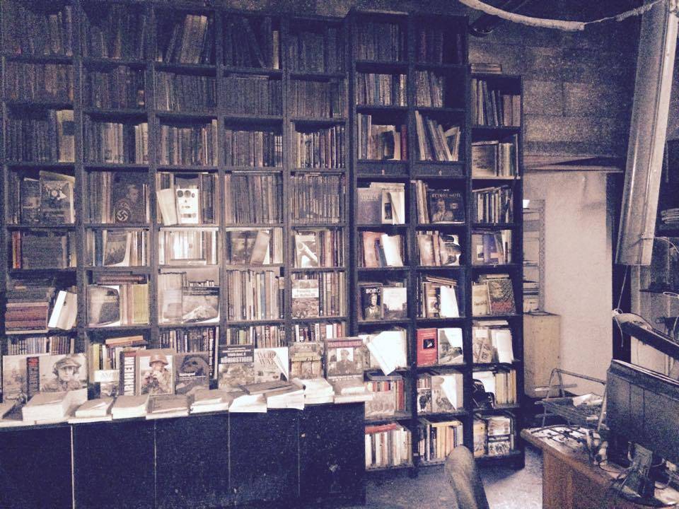 Milano torna agli anni di piombo: colpite librerie e centri di destra