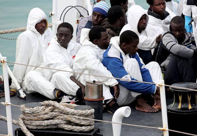 Il piano Ue anti-scafisti: missione navale sul modello dei pirati somali