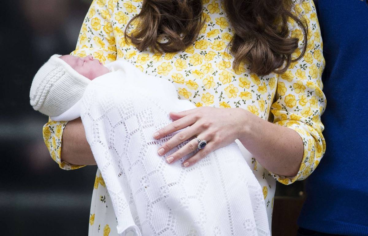 La royal baby è già un brand, magliette e scatole da the portano il nome di Charlotte