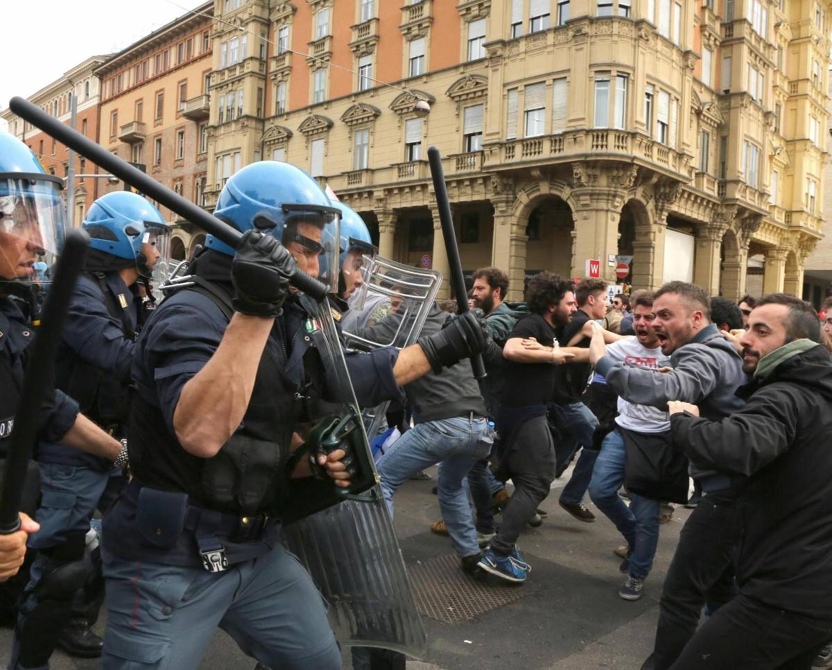 Oggi la convalida per i 5 arrestati Scontri a Bologna