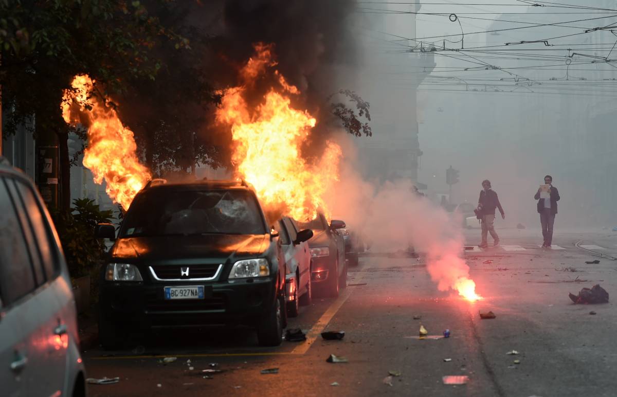 Assalto black bloc a Milano, data alle fiamme pure l'auto dell'ex compagna di Salvini