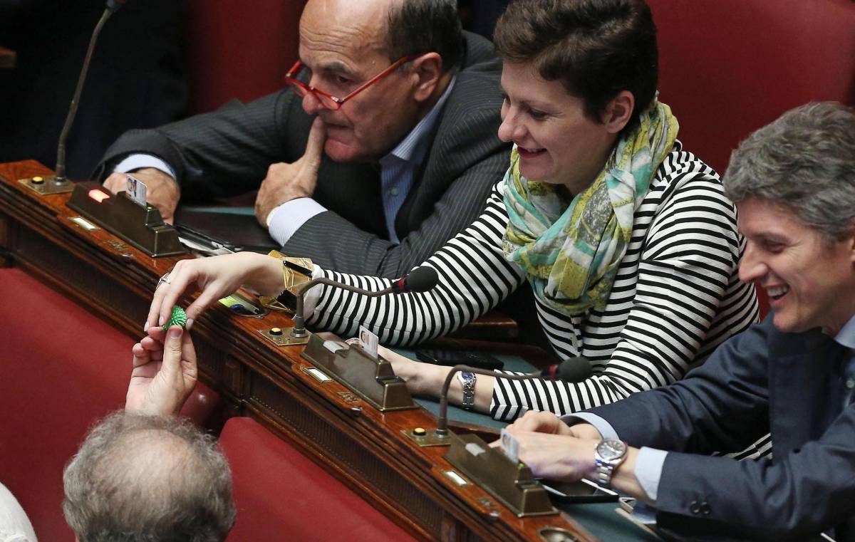 L'Italicum è fatto ma il Pd lo vota da solo E perde ancora pezzi