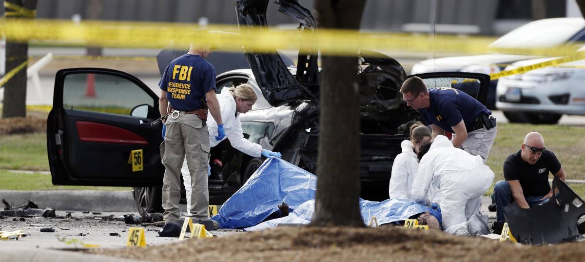 Alcuni agenti dell'Fbi coprono le salme dei due attentatori