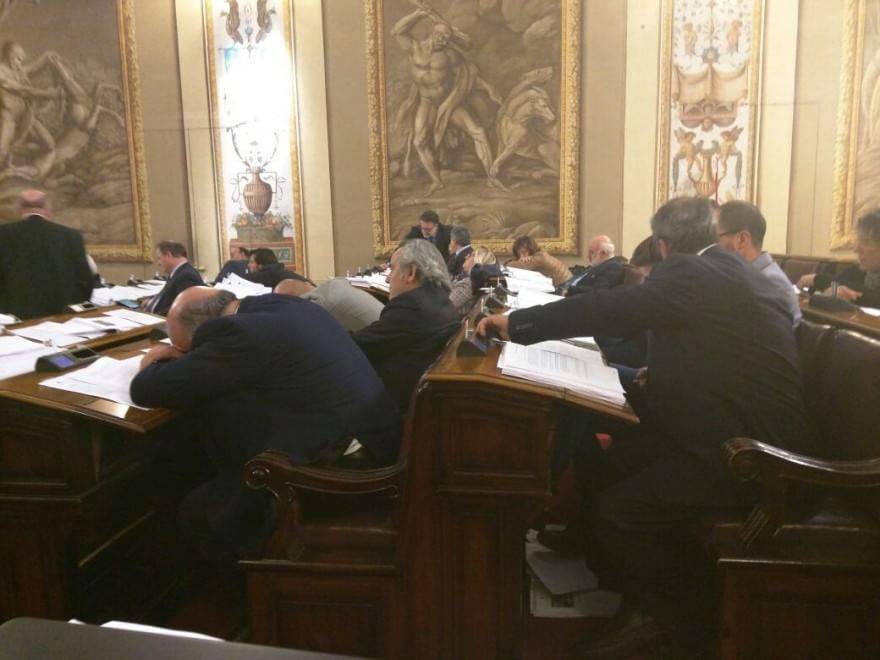 Si vota la Finanziaria,  deputati siciliani ​dormono sui banchi