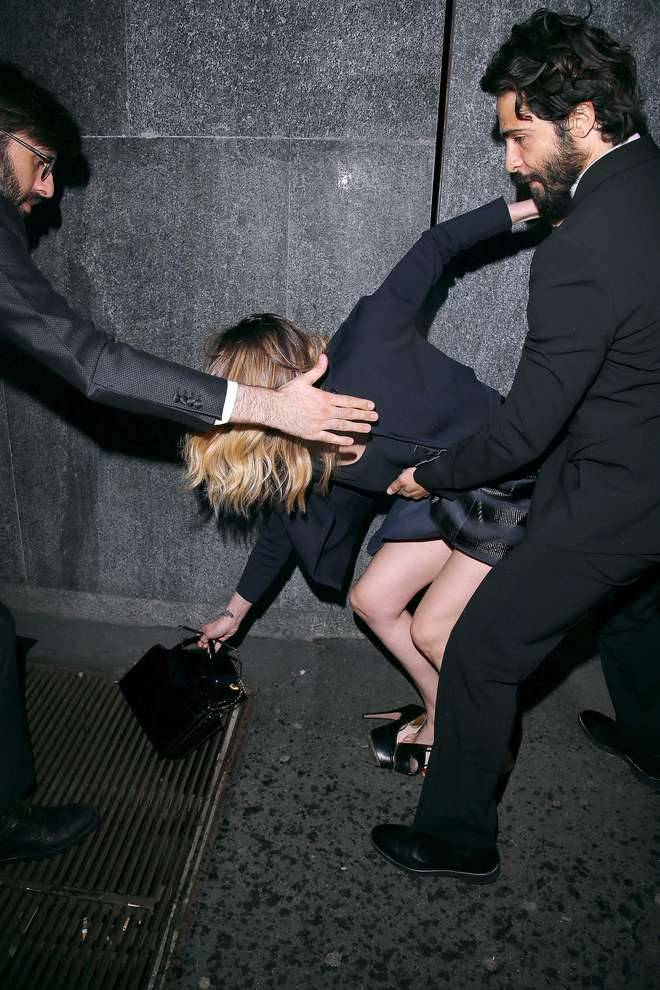 Laura Chiatti cade alla festa Armani: "Minacce ai paparazzi"
