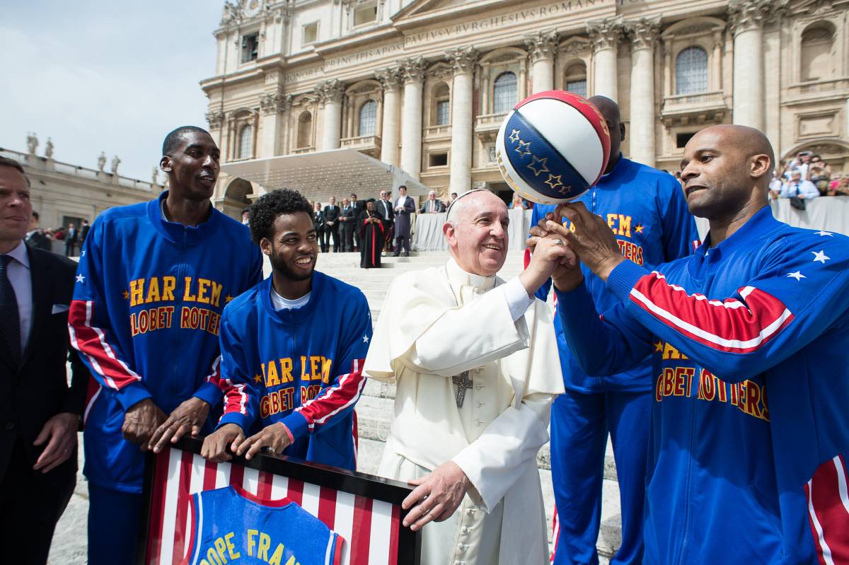 Il Papa con gli Harlem Globetrotters si diverte col pallone da basket
