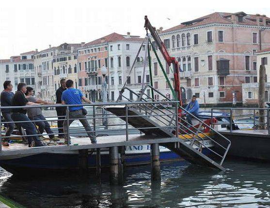 Prada, cede la passerella: 12 finiscono in acqua a Venezia