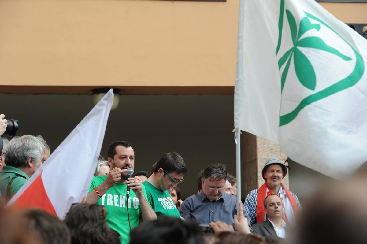 Il segretario federale della Lega Nord, Matteo Salvini, durante il comizio a Trento