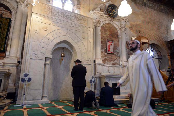 Moschea nella chiesa, guerra di religione alla Biennale di Venezia
