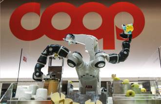 Supermercato del Futuro, il robot YouMi confeziona le mele