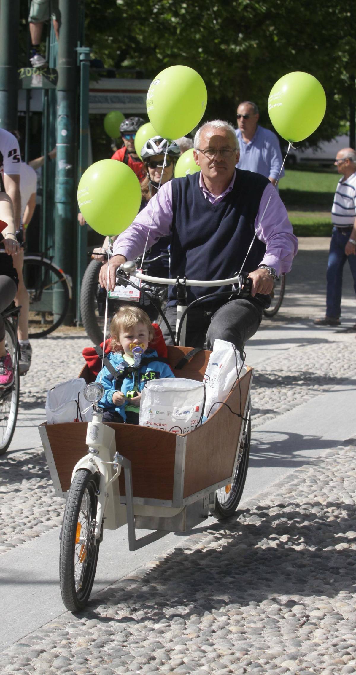 Cyclopride, in migliaia pedalano in una città senza auto