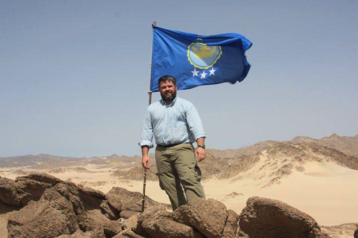 Jeremiah Heaton fotografato con la bandiera del Nord Sudan