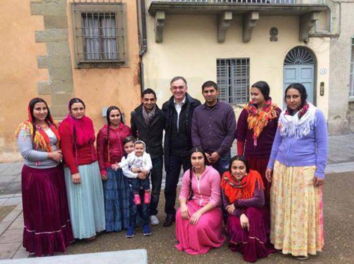 Il presidente della Toscana Enrico Rossi con una famiglia rom