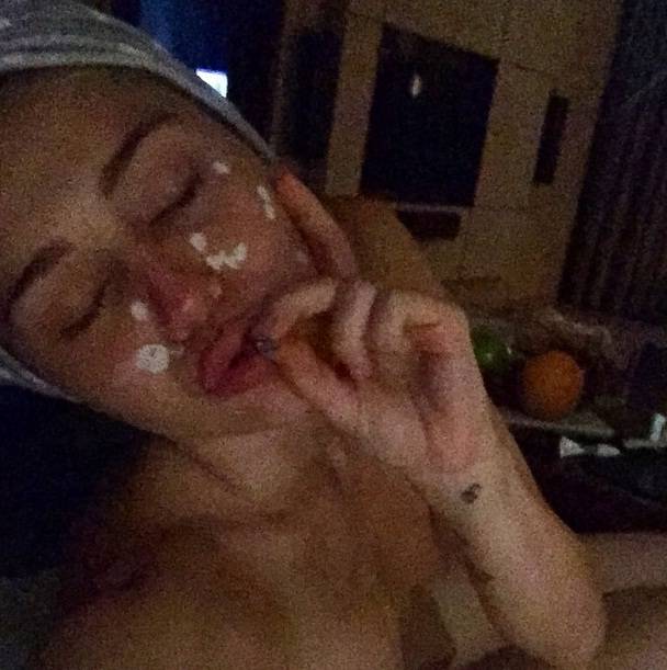 I nuovi eccessi di Miley Cyrus: fuma una canna e si fa un selfie 