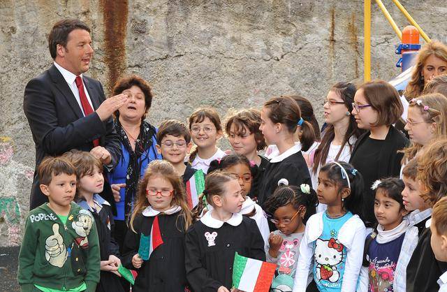 Matteo Renzi in visita a una scuola