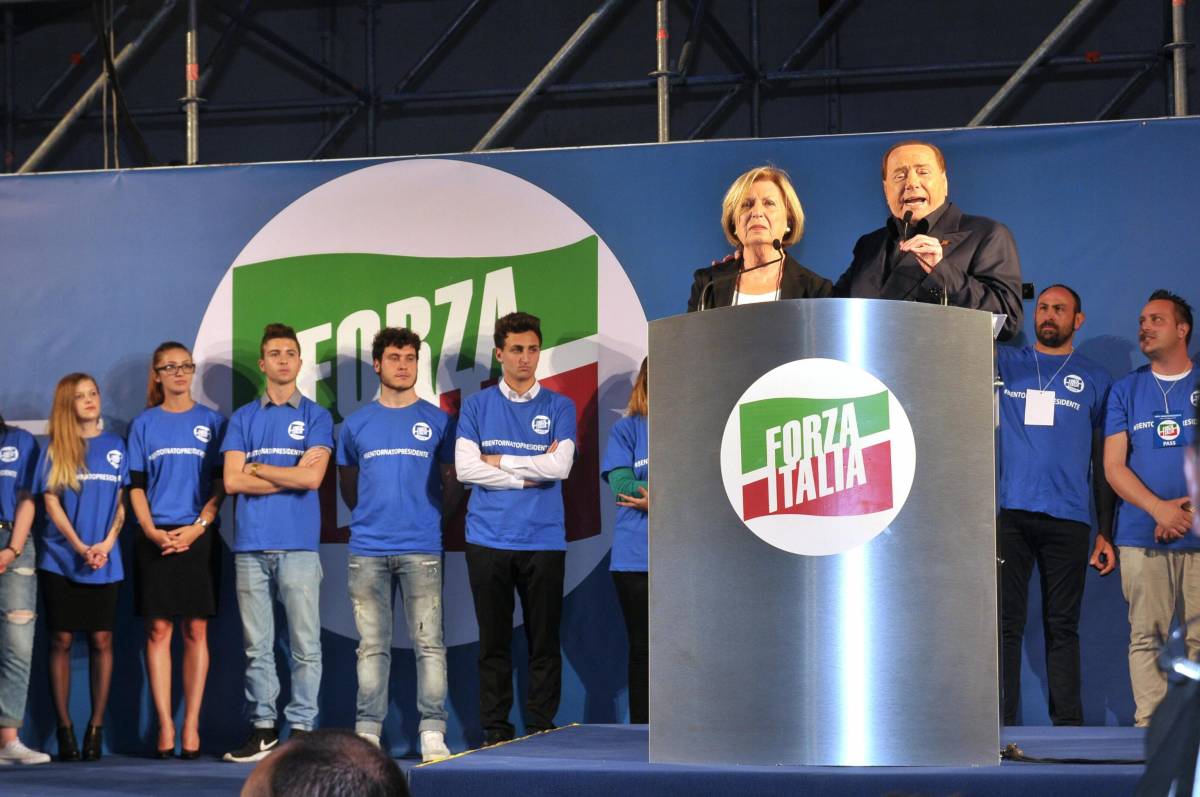 Il leader di Forza Italia, Silvio Berlusconi, durante il comizio a sostegno della candidata di Fi alla Regione Adriana Poli Bortone