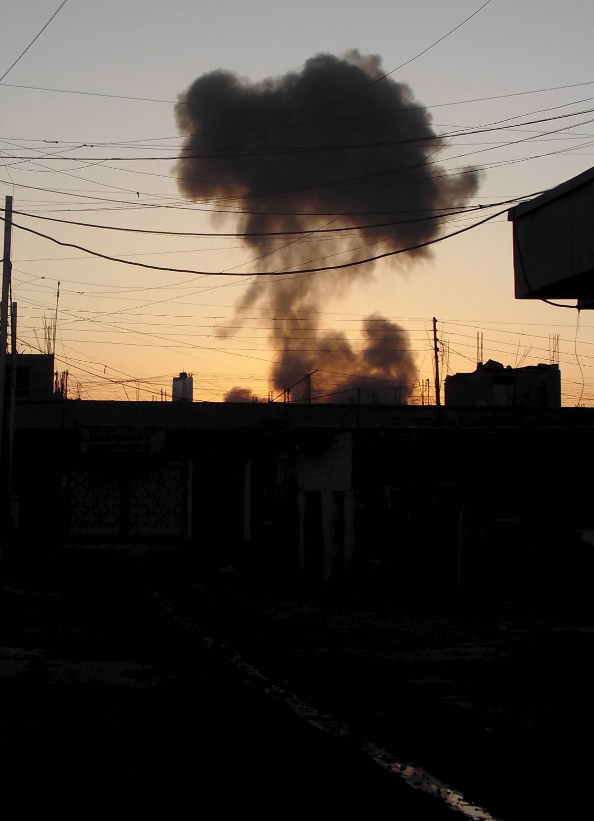 Un pennacchio di fumo si alza su Ramadi, colpita dai raid aerei