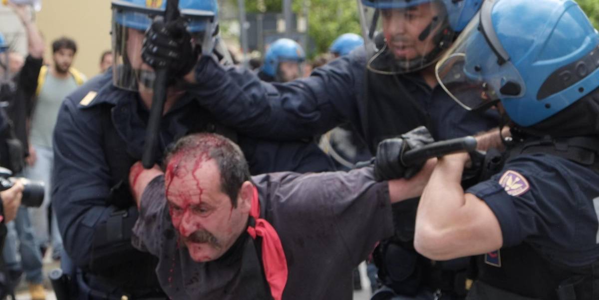 Guerriglia rossa ai comizi di Salvini Scontri con la polizia e sassaiola sul palco