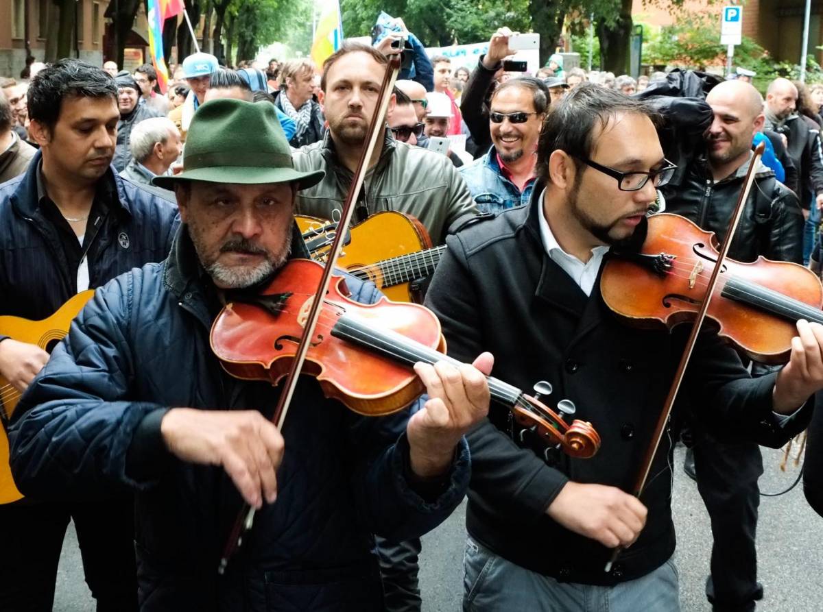 L'odio va in piazza con i rom «Lega e Forza Italia bastardi»